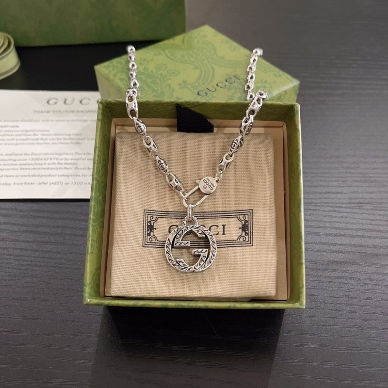 G*u*i necklaces